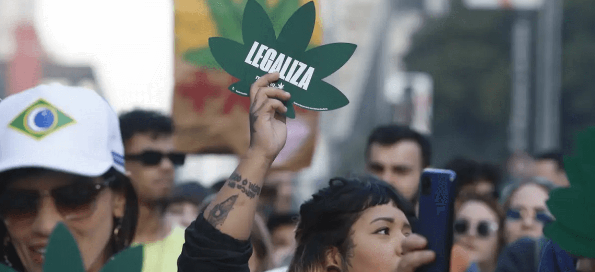 brasileiros fumam maconha